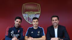 Mikel Arteta, Gabriel Martinelli y Edu Gaspar durante la firma de renovación del brasileño.