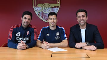 Mikel Arteta, Gabriel Martinelli y Edu Gaspar durante la firma de renovación del brasileño.