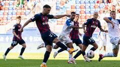 Quique dispara el balón en su gol ante el Tenerife