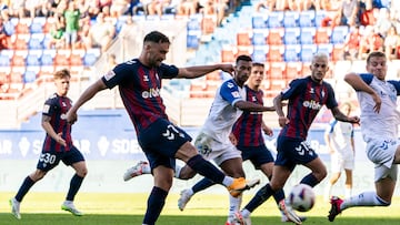 Quique dispara el balón en su gol ante el Tenerife
