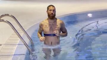 Sergio Ramos se recupera de su lesión en la piscina