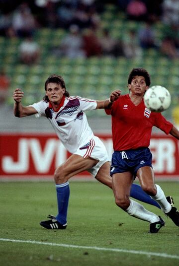 El futbolista más joven en jugar un Mundial con Costa Rica fue Ronald Gonzáles, en Italia 90. Tenía 19 años.