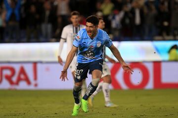 AME6726. PACHUCA (MÉXICO), 20/10/2022.- Nicolas Ibañes de Pachuca festeja su gol, durante el partido de ida de la semifinal del torneo Apertura 2022 de la Liga MX entre Tuzos Pachuca y Rayados Monterrey hoy, en el estadio Hidalgo de la ciudad de Pachuca (México). EFE/David Martinez Pelcastre
