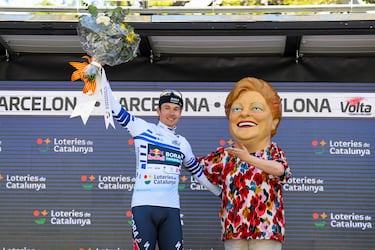 Primoz Roglic celebra en el podio tras ganar la Vuelta a Cataluña 2025.
