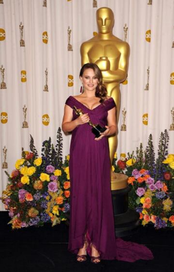 Natalie Portman en los Premios Oscar de 2011, edición a la que acudió embarazada y fue galardonada como mejor actriz por su papel en "Cisne Negro",  con un vestido de Rodarte