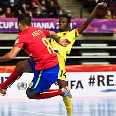 Adolfo no distingue rivales: triplete ante Angola y líderes