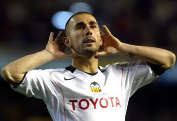 Tras la Juventus de Turín fichó por el Valencia al que perteneció durante dos temporadas jugando 50 partidos y anotando 14 goles.