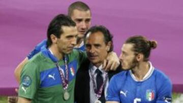 Federico Balzaretti (6) junto a Cesare Prandelli, Gianluigi Buffon y Leonardo Bonucci después de perder la final de la Euro 2012 ante España.