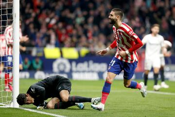 4-1. Yannick Carrasco celebra el cuarto gol que marca en el minuto 68 de encuentro.