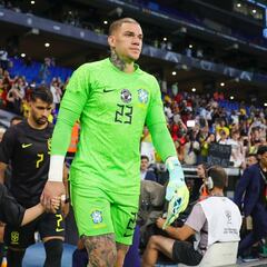 Ederson a la sombra de Alisson Becker con Brasil