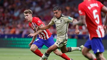 MADRID, 14/08/2023.- El mediocentro del Atlético de Madrid Pablo Barrios (i) pelea un balón con el delantero del Granada Myrto Uzuni durante el partido de LaLiga que disputan este lunes en el estadio Metropolitano. EFE/Juan Carlos Hidalgo
