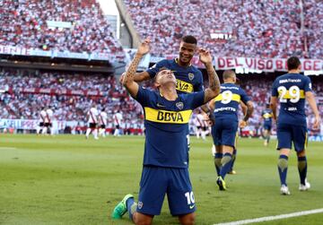 Soccer Football - River Plate v Boca Juniors - Argentine First Division - Antonio V. Liberti stadium, Buenos Aires, Argentina - November 5, 2017 - Boca Juniors' Edwin Cardona celebrates with team mate Wilmar Barrios after he scored a goal.