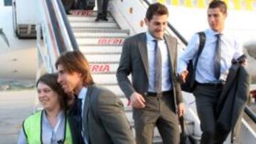 <b>BIENVENIDOS. </b>Ramos posa con una operaria del aeropuerto de Bilbao. Detrás, Casillas y Cristiano.