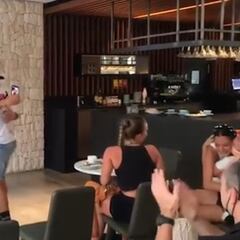 La emoción de Carlos Coloma con la medalla de su compañero David Valero