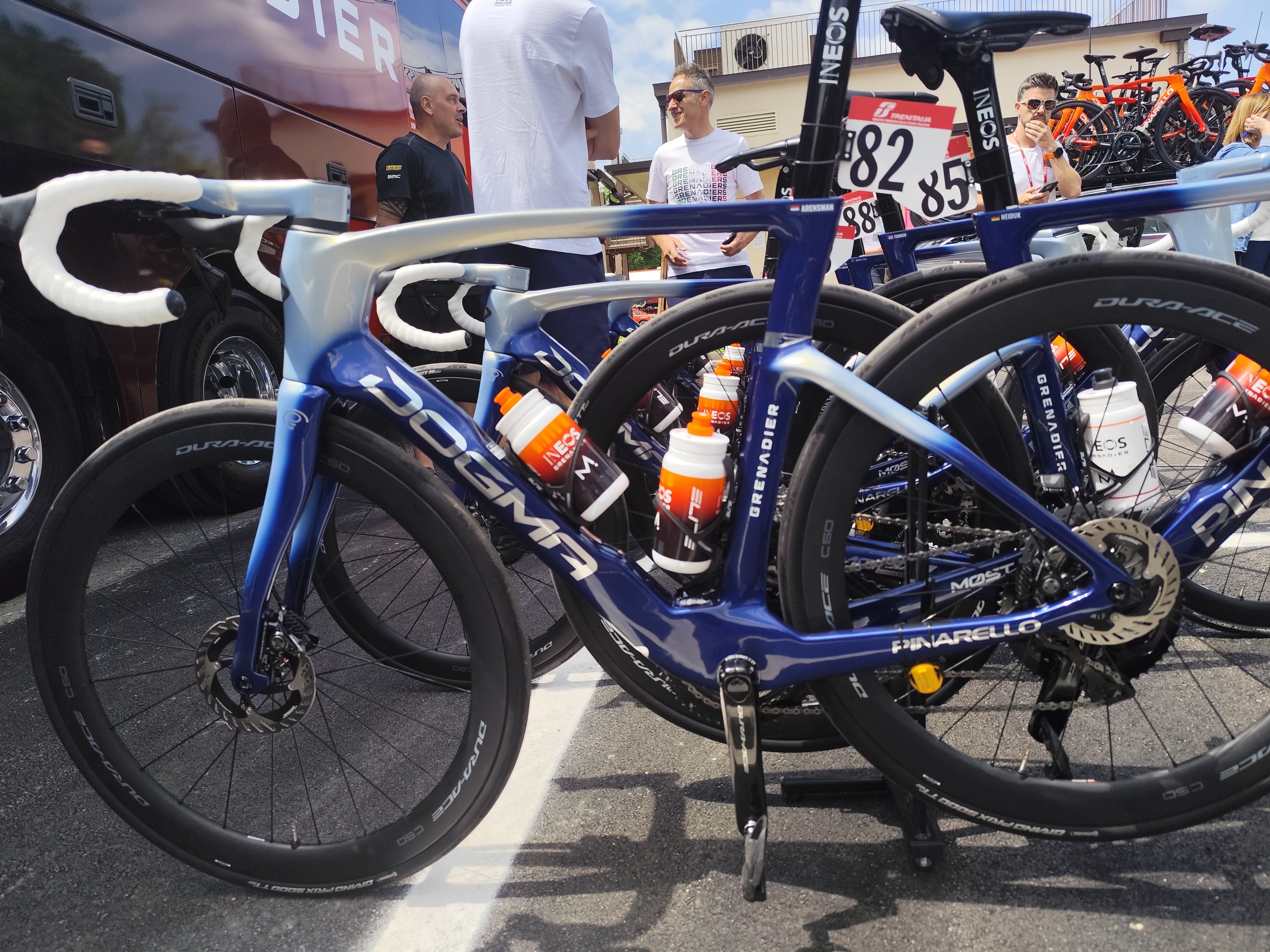 El homenaje de Ineos: 50 a?os de Bertoglio y el pizzero Galds?en?el?Stelvio