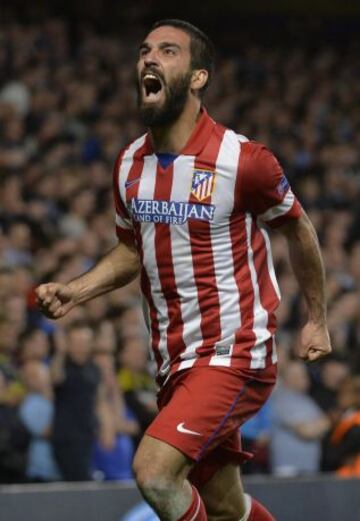 1-3. Arda Turan celebra el tercer tanto.