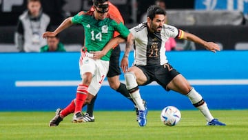 Erick Sánchez disputa una pelota contra Ilkay Gundogan en el México vs Alemania (Photo by EDUARDO MUNOZ / AFP)