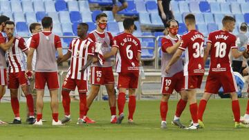 Los jugadores del Almer&iacute;a, durante un partido frente al Zaragoza.