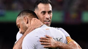 Busquets felicita a Aubameyang, durante un partido.