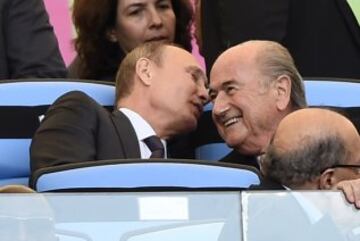 El presidente de Rusia Vladimir Putin conversa con el presidente de la FIFA Sepp Blatter.