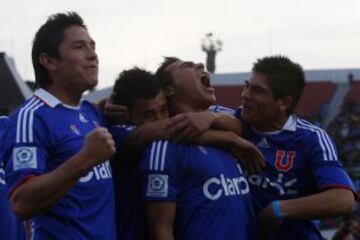 Eduardo Vargas celebrando uno de sus goles en el Torneo de Apertura 2011.