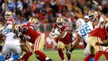Santa Clara (United States), 14/11/2022.- San Francisco 49ers running back Elijah Mitchell (C) finds an opening through the Los Angeles Chargers defense during the second half of the NFL game at Levi's Stadium in Santa Clara, California, USA, 13 November 2022. (Abierto, Estados Unidos) EFE/EPA/JOHN G. MABANGLO