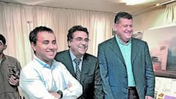 <b>EXPECTANTES. </b>Juan José Huerga, Enrique Ortiz y Valentín Botella, con las maquetas de los proyectos del nuevo Rico Pérez.