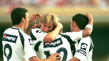 FUTBOL MEXICANO APERTURA 2002
18 October 2002: Action photo of several players of UNAM,celebrating the goal against Guadalajara, during week 14 of the Torneo Apertura 2002 of Mexican Soccer./Foto en accion de varios jugadores de la UNAM,celebrando el gol ante Guadalajara, durante juego de la jornada 14 del Torneo de Apertura 2002 Futbol Mexicano. MEXSPORT/DAVID LEAH