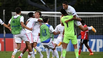 Real Madrid's players celebrater their victory at the end of the football UEFA Youth League 2019/2020 final between Benfica and Real Madrid on August 25, 2020 in Nyon. (Photo by Fabrice COFFRINI / AFP)