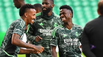 El defensa brasileño del Real Madrid, Eder Militao (izquierda), y el delantero brasileño del Real Madrid, Vinicius Junior (derecha), durante el entrenamiento del equipo en el Celtic Park de Glasgow.