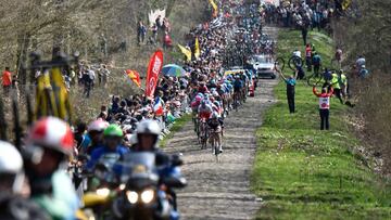 El pelot&oacute;n rueda por el tramo de pav&eacute;s del Bosque de Arenberg durante la Par&iacute;s-Roubaix 2018.