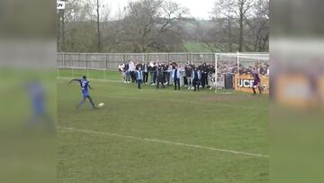 Todo un “crack”: Tremendo fail en este penal