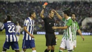 El jugador del Espanyol Wakaso ve una tarjeta amarilla en el Benito Villamar&iacute;n.