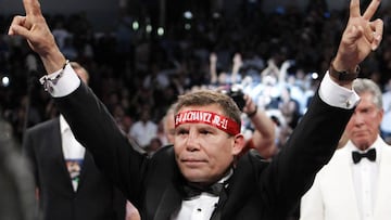 Julio César Chávez Sr. saluda antes de la pelea entre su hijo Julio Cesar Chavez Jr. y Sebastian Zbik.