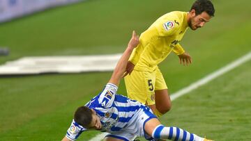 Real Sociedad's Spanish forward Ander Barrenetxea (L) vies with Villarreal's Spanish midfielder Dani Parejo during the Spanish League football match between Real Sociedad and Villarreal CF at the Anoeta stadium in San Sebastian, on November 29,