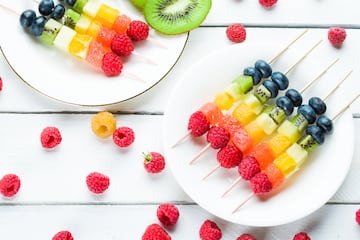 Trozos de frutas frescas como pi?a, kiwi, fresa y uva, servidas fr¨ªas. Puedes a?adir un toque de lima y menta.