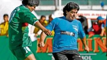 <b>QUE VEA FIFA QUE SE PUEDE JUGAR. </b> Evo Morales y Maradona, ambos con el número 10 a la espalda, participaron ayer en un partido en el estadio Hernando Siles de La Paz, la ciudad sede de la selección de Bolivia que ha sido vetada para el fútbol por la FIFA por estar situada a 3.600 metros de altitud. El partido terminó 7-4 para el equipo argentino de Maradona.