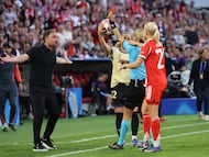 Soccer Football - UEFA Women's Champions League - Semi Final - First Leg - Bayern Munich v FC Barcelona - Allianz Arena, Munich, Germany - April 25, 2026 Bayern Munich coach Jose Barcala is shown a red card by referee Ivana Martincic REUTERS/Robin Rudel