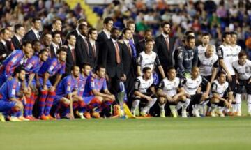 Los integrantes del Valencia Basket posan con el trofeo de la Eurocopa junto a los jugadores del Levante y del Valencia.