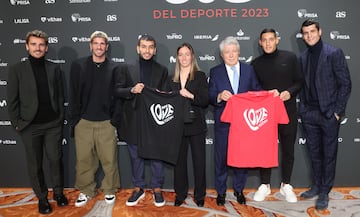 El Atlético de Madrid en los Premios AS del Deporte 2023. En la imágen, Antoine Griezmann, Rodrigo de Paul, Ángel Correa, Eva Navarro, Enrique Cerezo, Nahuel Molina y Álvaro Morata.