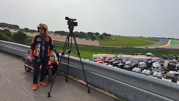 Mika Kallio a pie de pista en su papel de 'coach' de KTM.