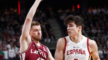 El letón Arturs Kurucs defiende al español Hugo González.