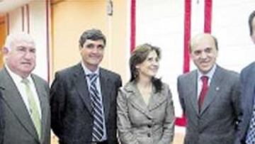<b>CON FUERZA. </b>José María del Nido y Juande Ramos participaron ayer en una charla coloquio en la Universidad Pablo de Olavide. El acto era dedicado al Sevilla en el Seminario Prensa y Deporte organizado por la Asociación de la Prensa. Los alumnos aprovecharon para hacer preguntas a los protagonistas.