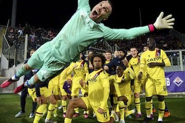 De esta manera, como si estuviera realizando la gran parada del partido, festejó Lukasz Skorupski, portero del Bolonia, la victoria frente a la Fiorentina, ante la mirada entre divertida e incrédula de sus compañeros de plantilla, que no daban crédito a la ocurrencia del guardameta polaco en la celebración del triunfo.