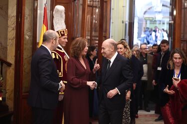 El presidente del Senado, Pedro Rollán, y la presidenta del Congreso, Francina Armengol, saludan al ponente de la Constitución, Miquel Roca, durante el acto institucional por el Día de la Constitución, en el Congreso de los Diputados.