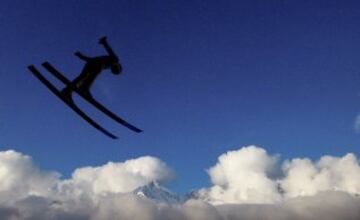 Salto de esquí del francés Ronan Lamy Chappuis en la competición de Innsbruck , perteneciente al torneo de los Cuatro trampolines.