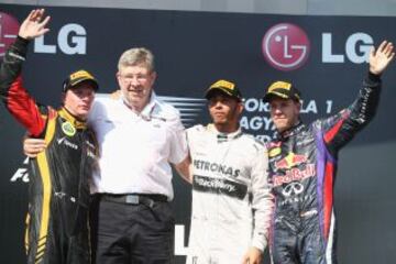 El podio al completo. Raikkonen, Ross Brawn, Hamilton y Vettel.