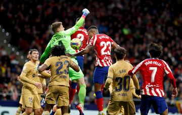 Balón sin dueño en el área Barcelona. En la imagen, Andreas Christensen, José María Giménez, Marc-André ter Stegen, Reinildo Mandava, Jules Koundé, Gavi y João Félix.