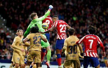 Balón sin dueño en el área Barcelona. En la imagen, Andreas Christensen, José María Giménez, Marc-André ter Stegen, Reinildo Mandava, Jules Koundé, Gavi y João Félix.