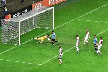 Gol anulado por el VAR a Luis Suárez. En la imagen el portero Pedro Gallese con el delantero charrúa.